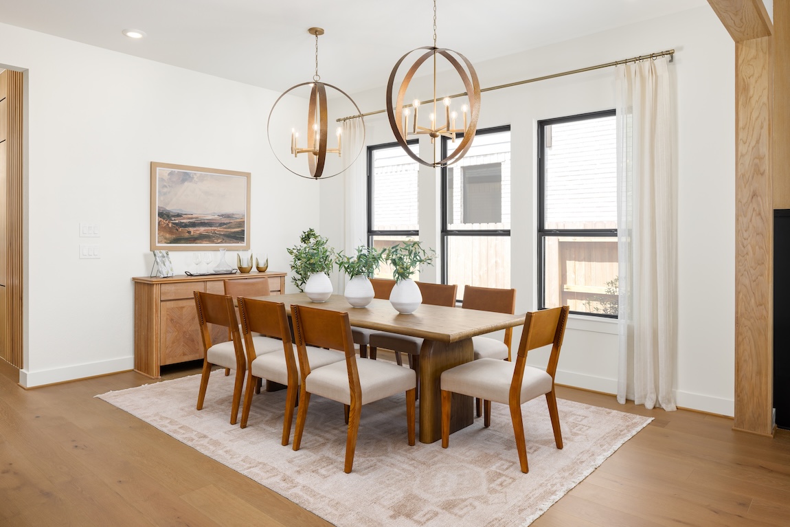 dining room with decorative rug.