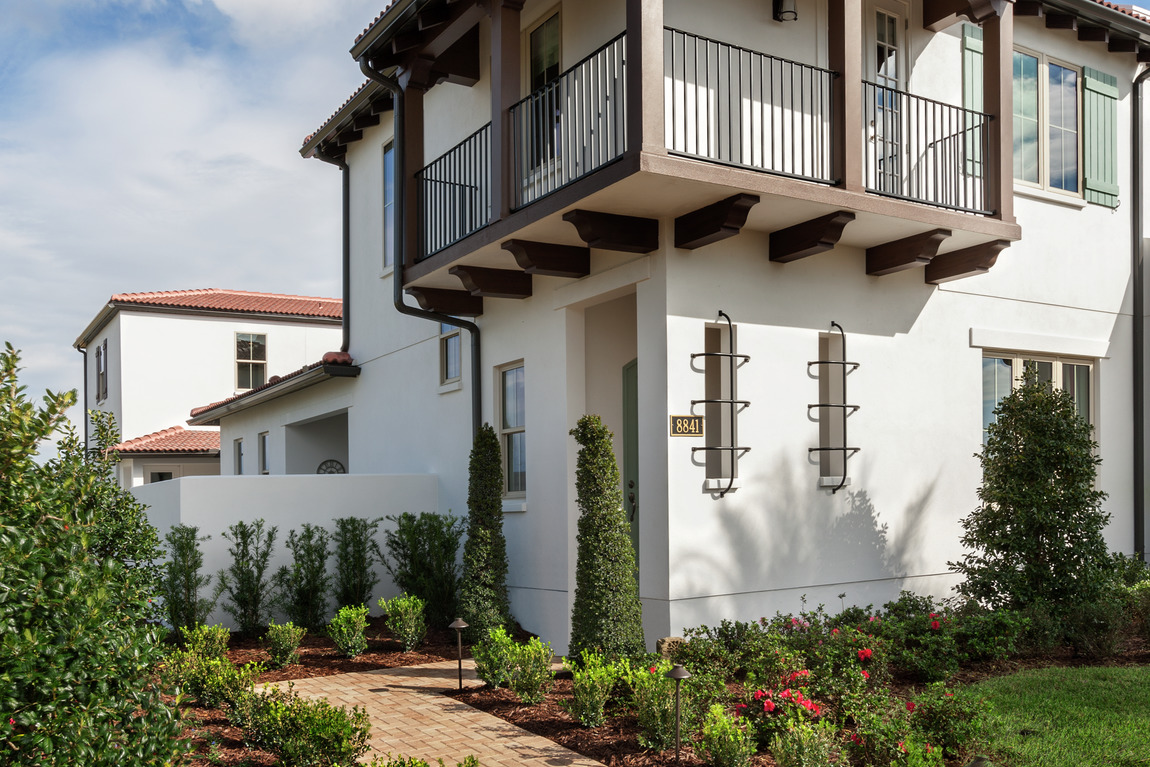 Small front yard with subtle yet nice landscaping details