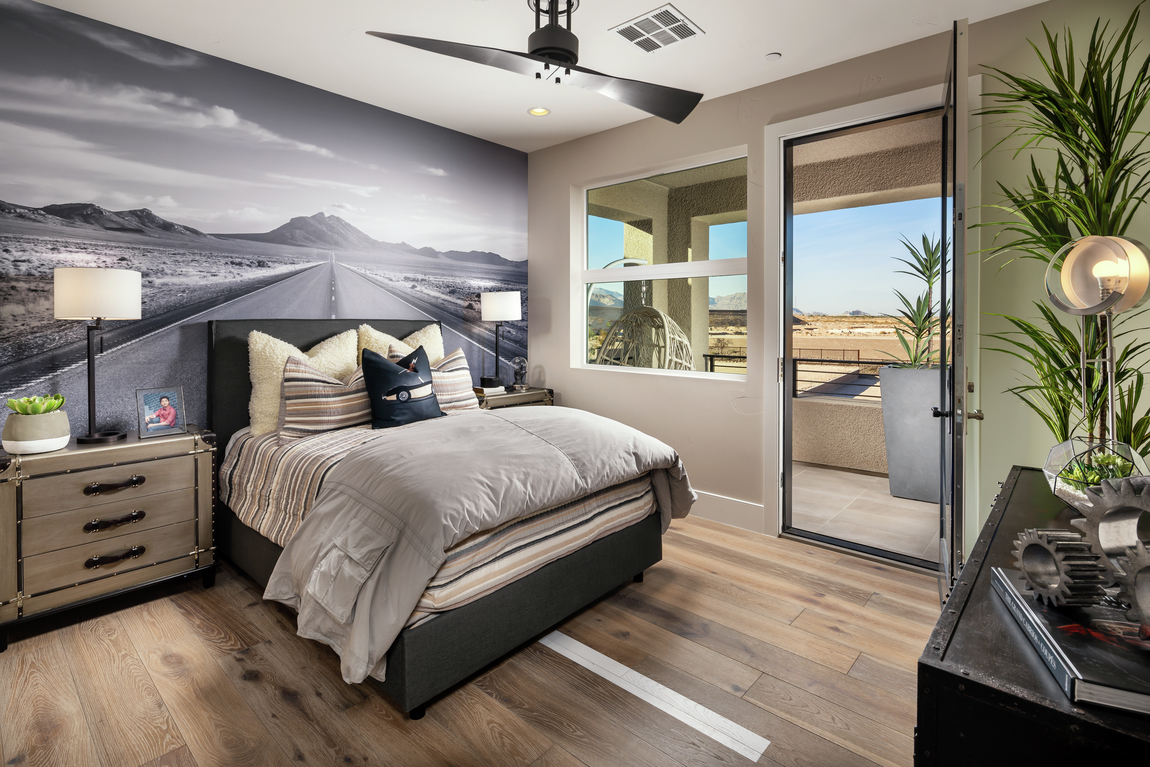 Single propeller ceiling fan in bedroom