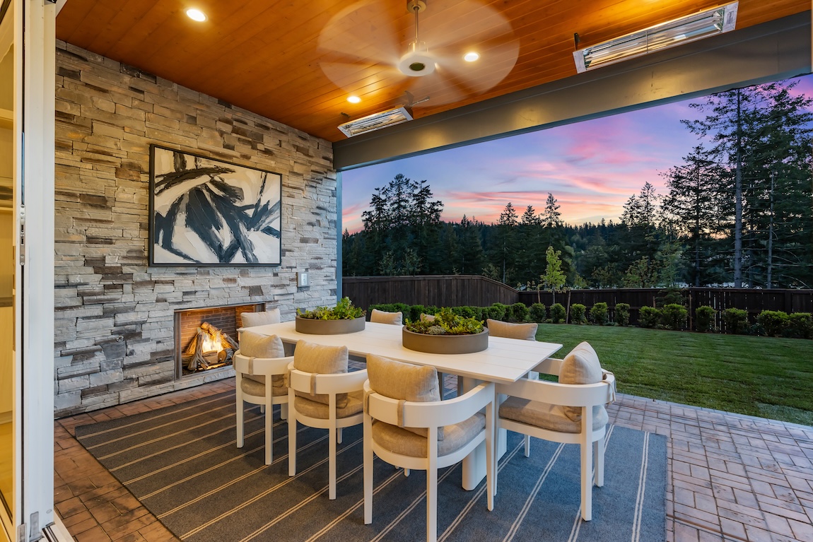 outdoor dining with greenery