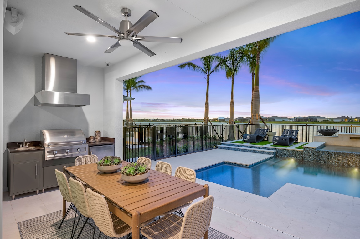 outdoor dining with palm tree views