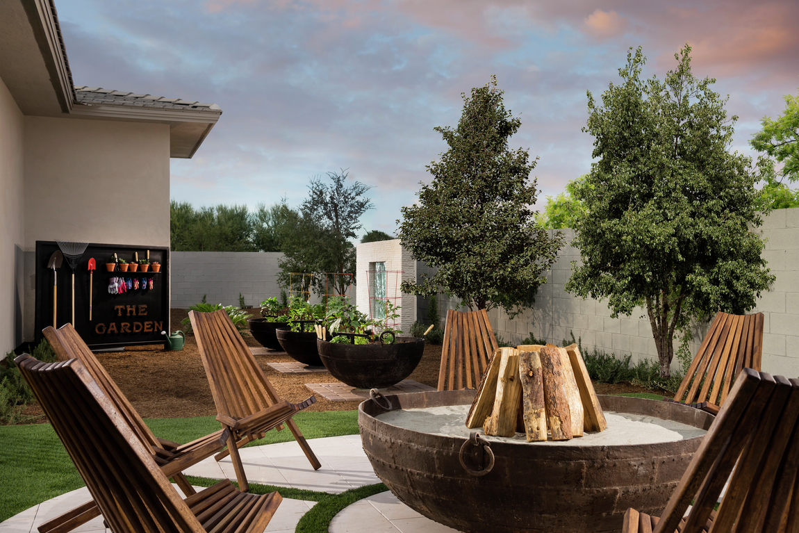 Circular outdoor fire pit