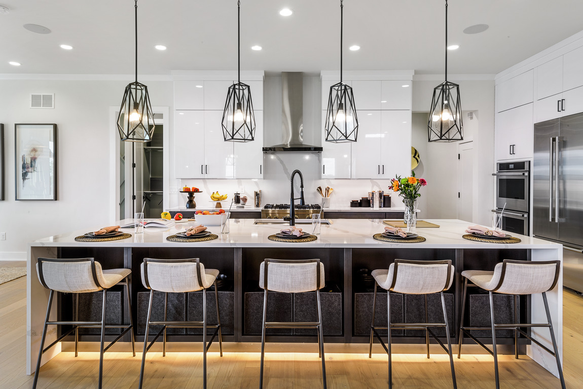 Dramatic pendant lighting in luxe kitchen