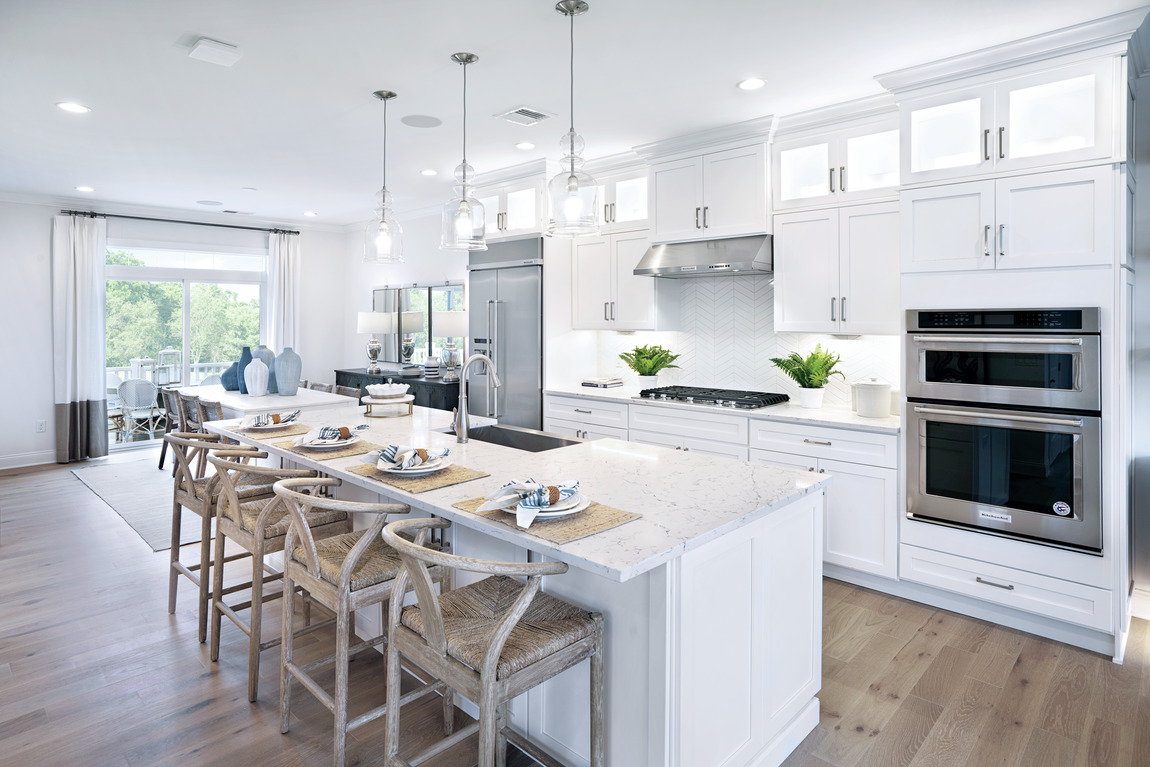 A luxurious transitional kitchen design.