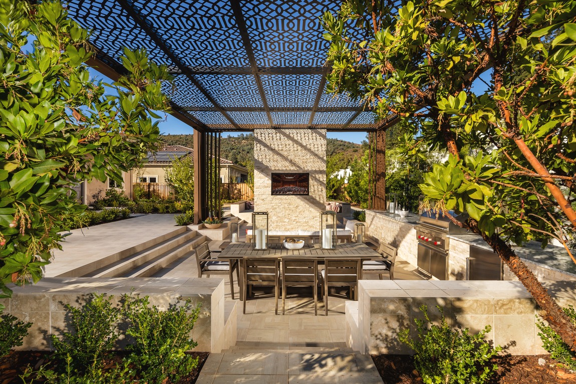 Private outdoor top dining