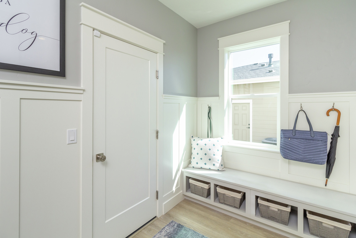 Entryway with storage décor