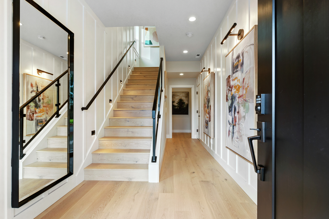 Luxe entryway with eye-catching décor