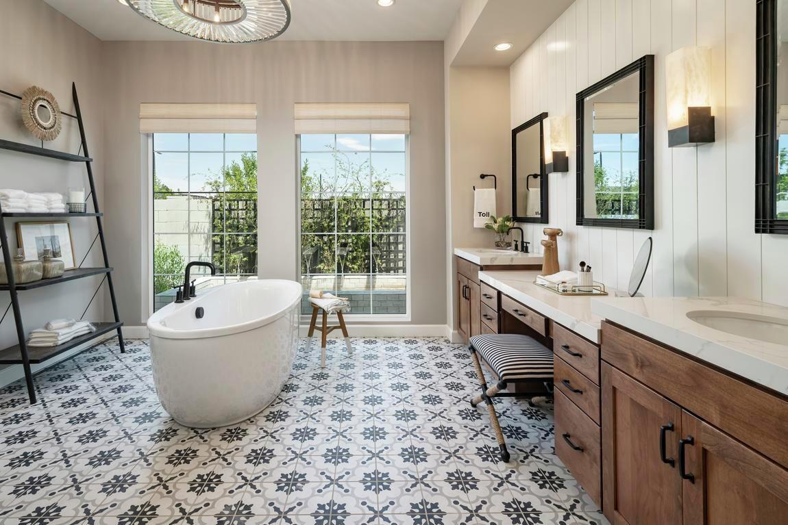 bathroom showcasing glasss wall