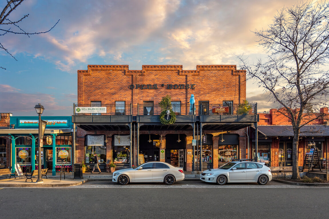 Opera house that people can visit when living in Folsom, California